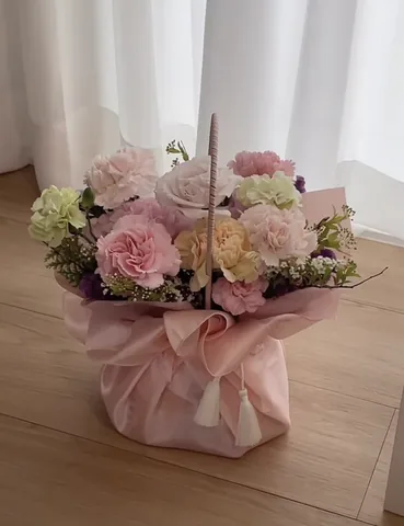 보자기로 감싼 카네이션 꽃바구니