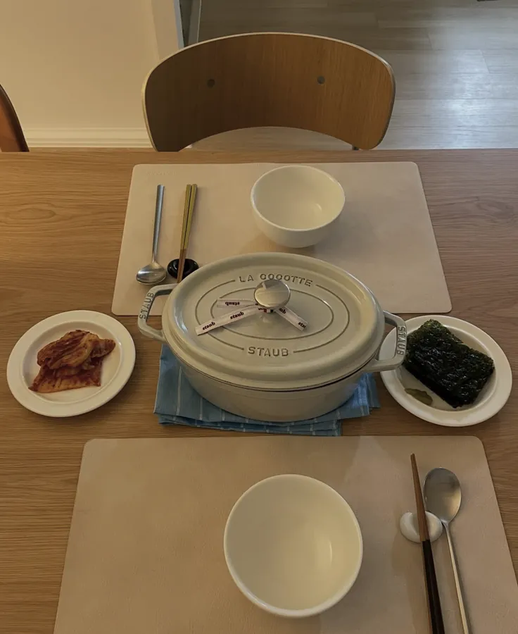 식탁으로 쓰는 모습