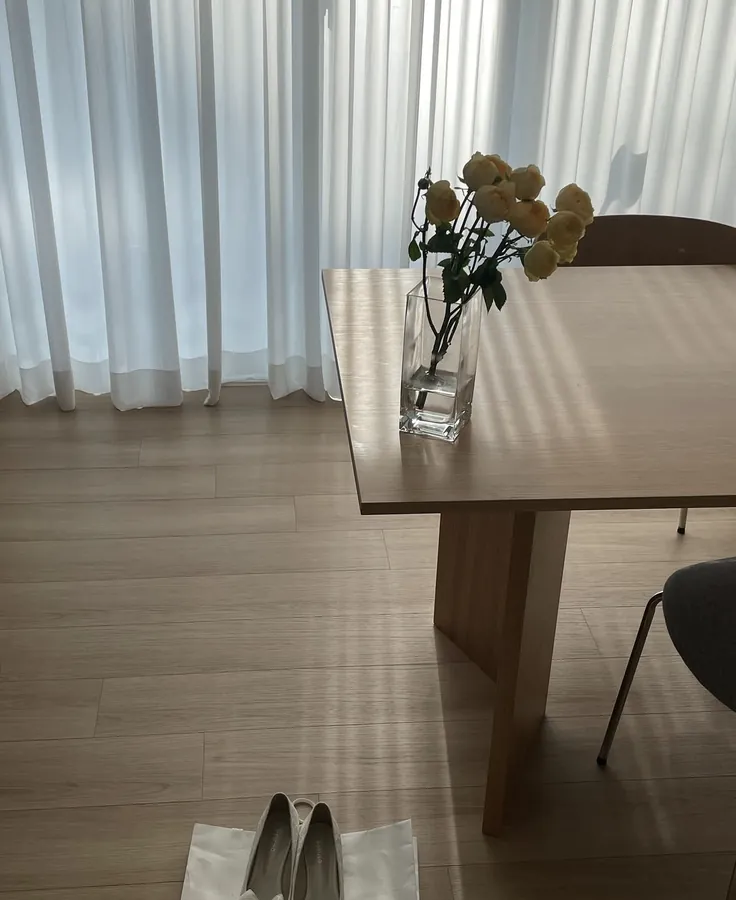 커튼 옆 테이블과 장미